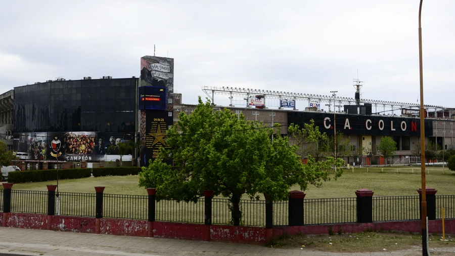 El plantel de Coln fue apretado por la barra foto Luis Cetraro 