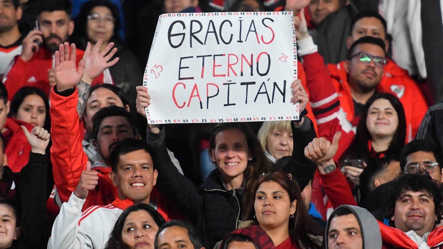 Los hinchas rinden homenaje a Ponzio en el estadio Ms Monumental foto Alfredo Luna 